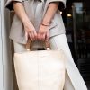 sac Kate cuir pleine fleur avec sa anse en bois de fabrication française couleur beige marque zukerka