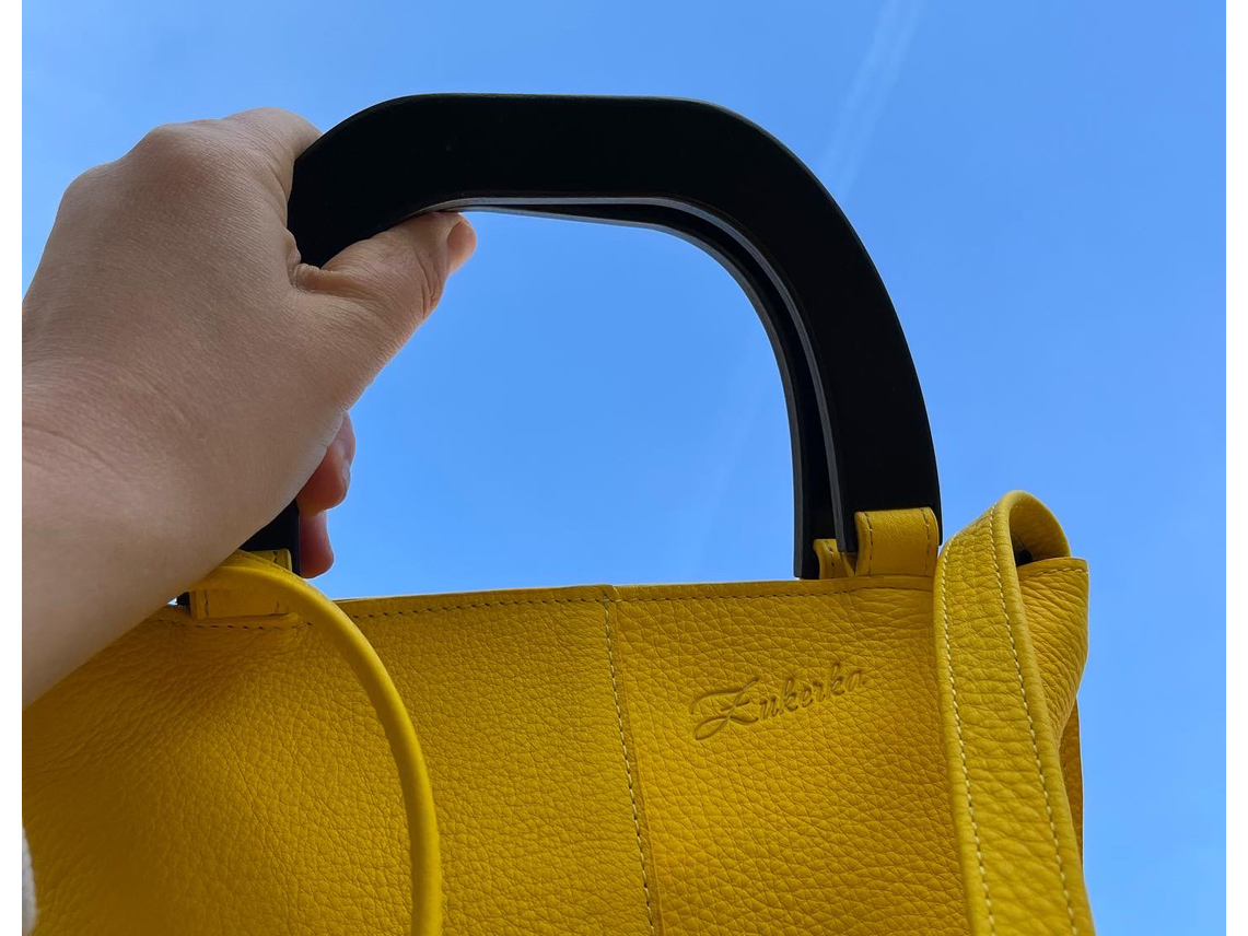 Le sac à main à bandoulière cuir miniKATE jaune canari avec des anses signatures en bois marron