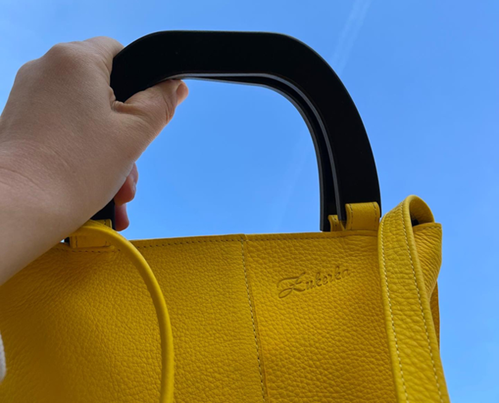 sac à main à bandoulière cuir miniKATE jaune canari avec des anses signatures en bois marron